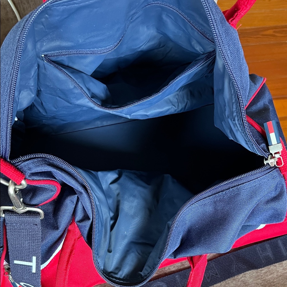 Tommy Hilfiger Navy and Red Duffel Bag Vintage Great Condition - Picture 4 of 9